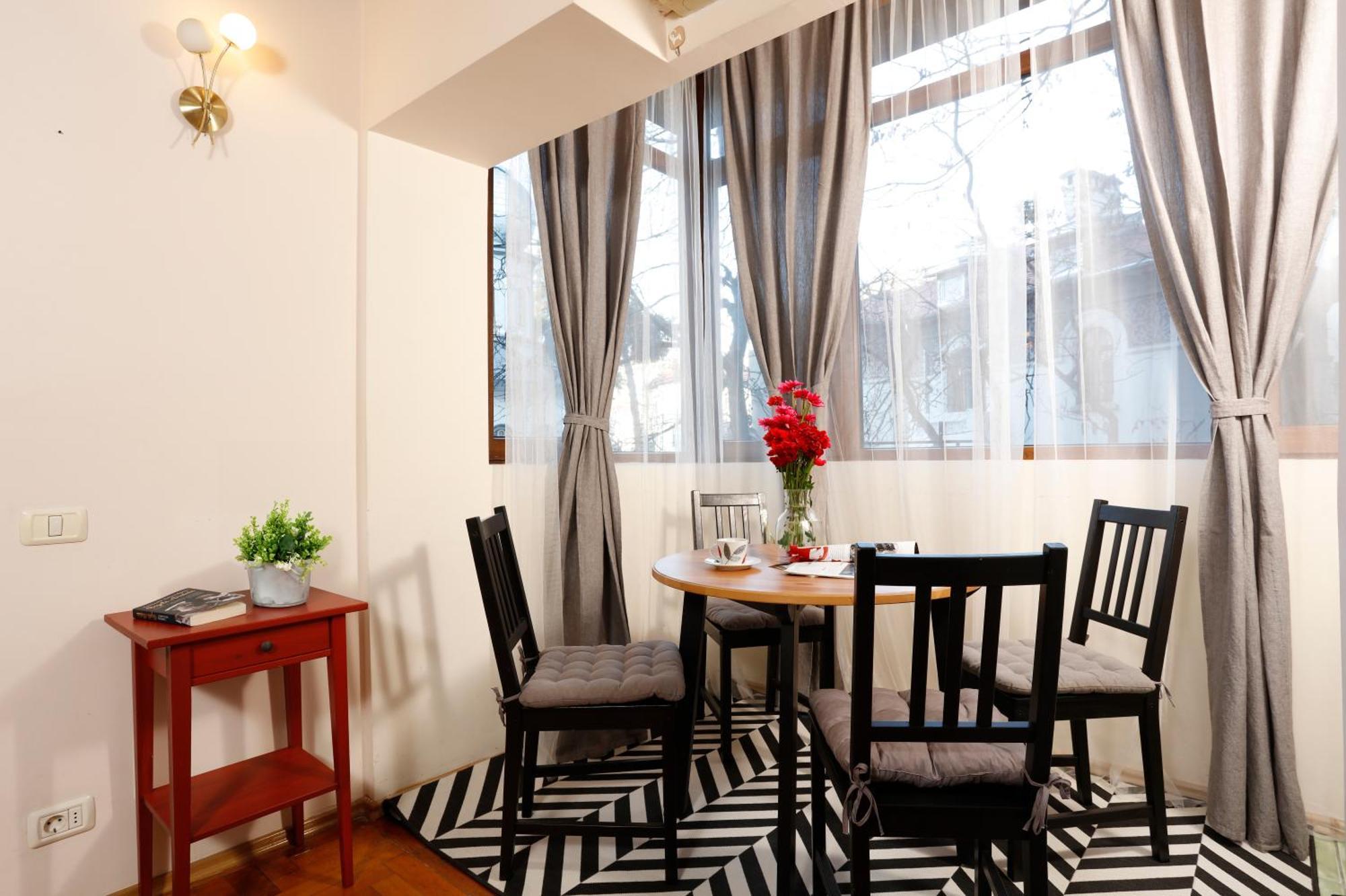 Peaceful Getaway - Generous 3-Bedroom Sanctuary - Close To Historic Old Town Bukarest Kültér fotó