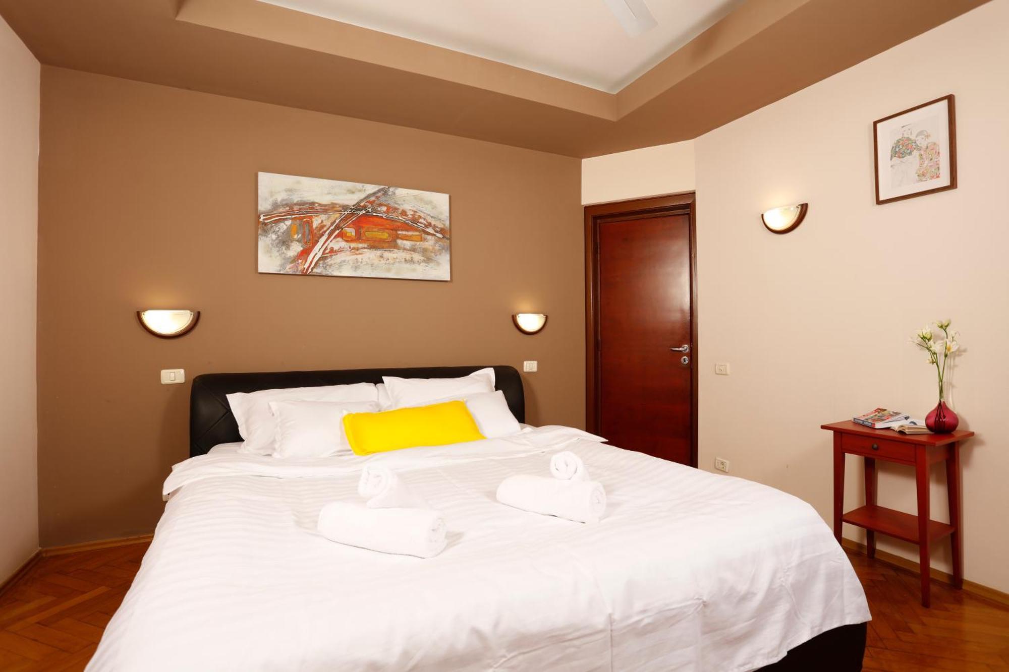 Peaceful Getaway - Generous 3-Bedroom Sanctuary - Close To Historic Old Town Bukarest Kültér fotó