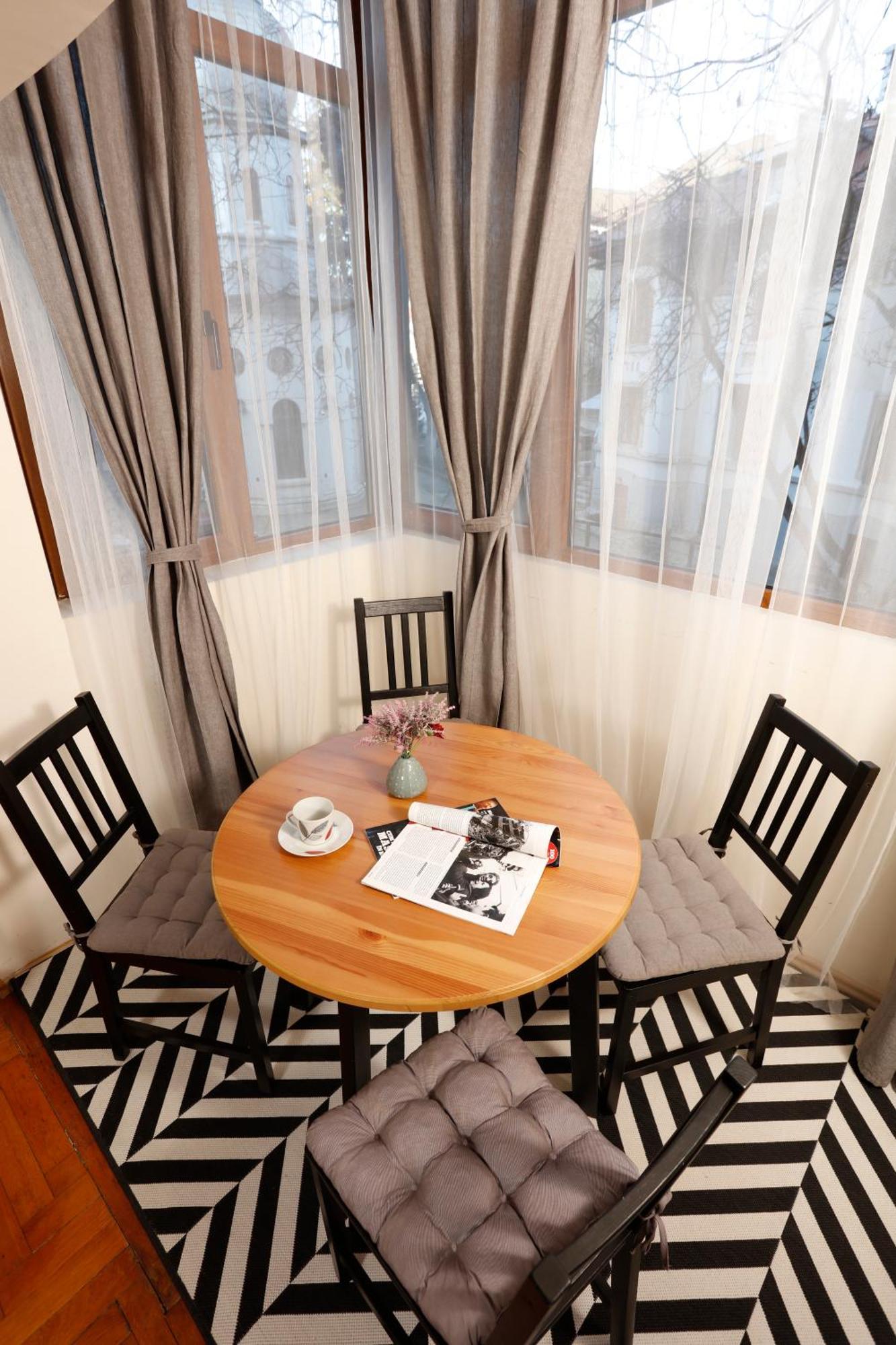 Peaceful Getaway - Generous 3-Bedroom Sanctuary - Close To Historic Old Town Bukarest Kültér fotó