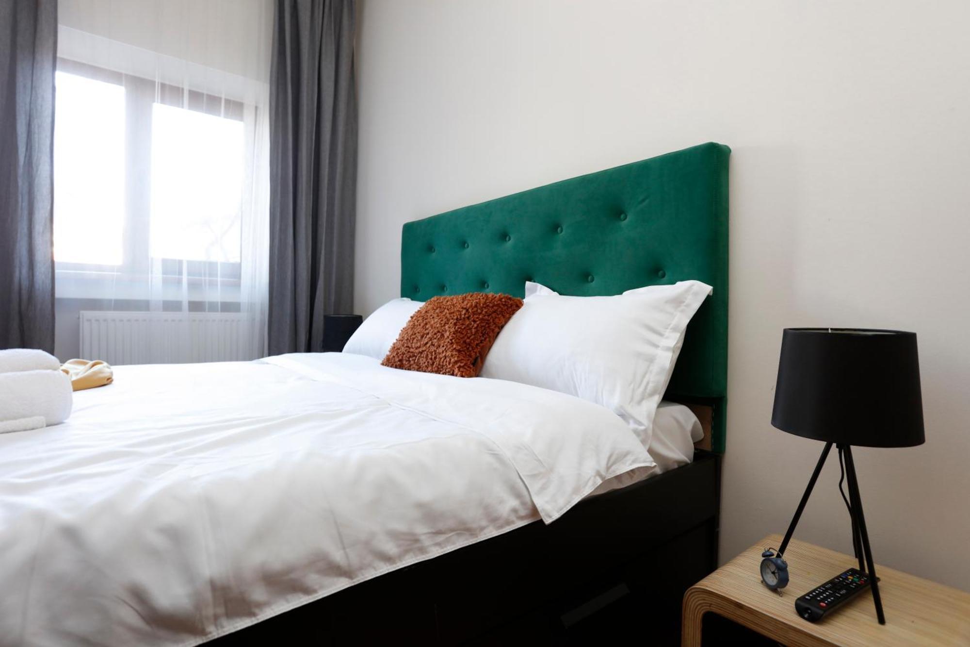 Peaceful Getaway - Generous 3-Bedroom Sanctuary - Close To Historic Old Town Bukarest Kültér fotó