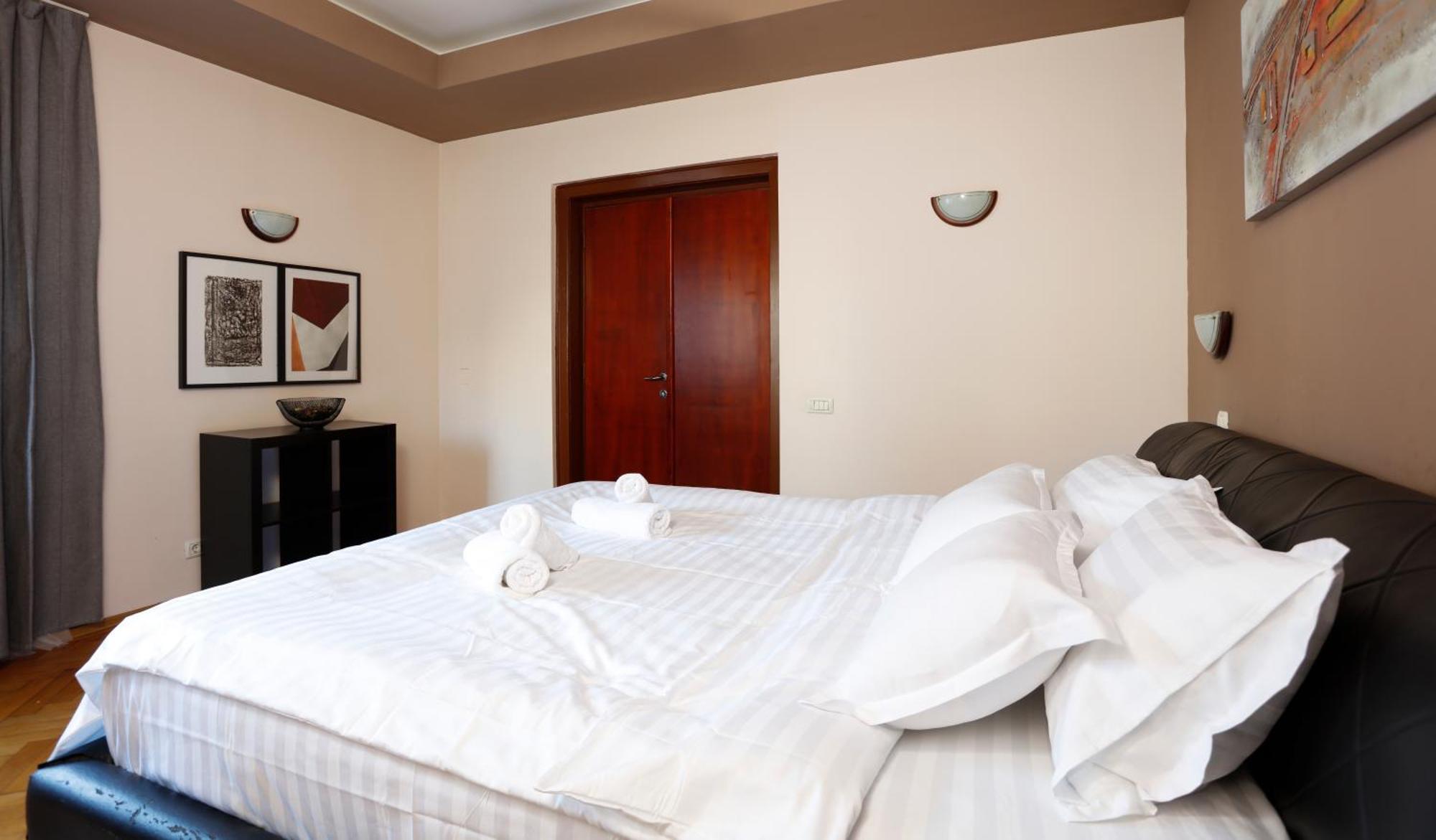 Peaceful Getaway - Generous 3-Bedroom Sanctuary - Close To Historic Old Town Bukarest Kültér fotó