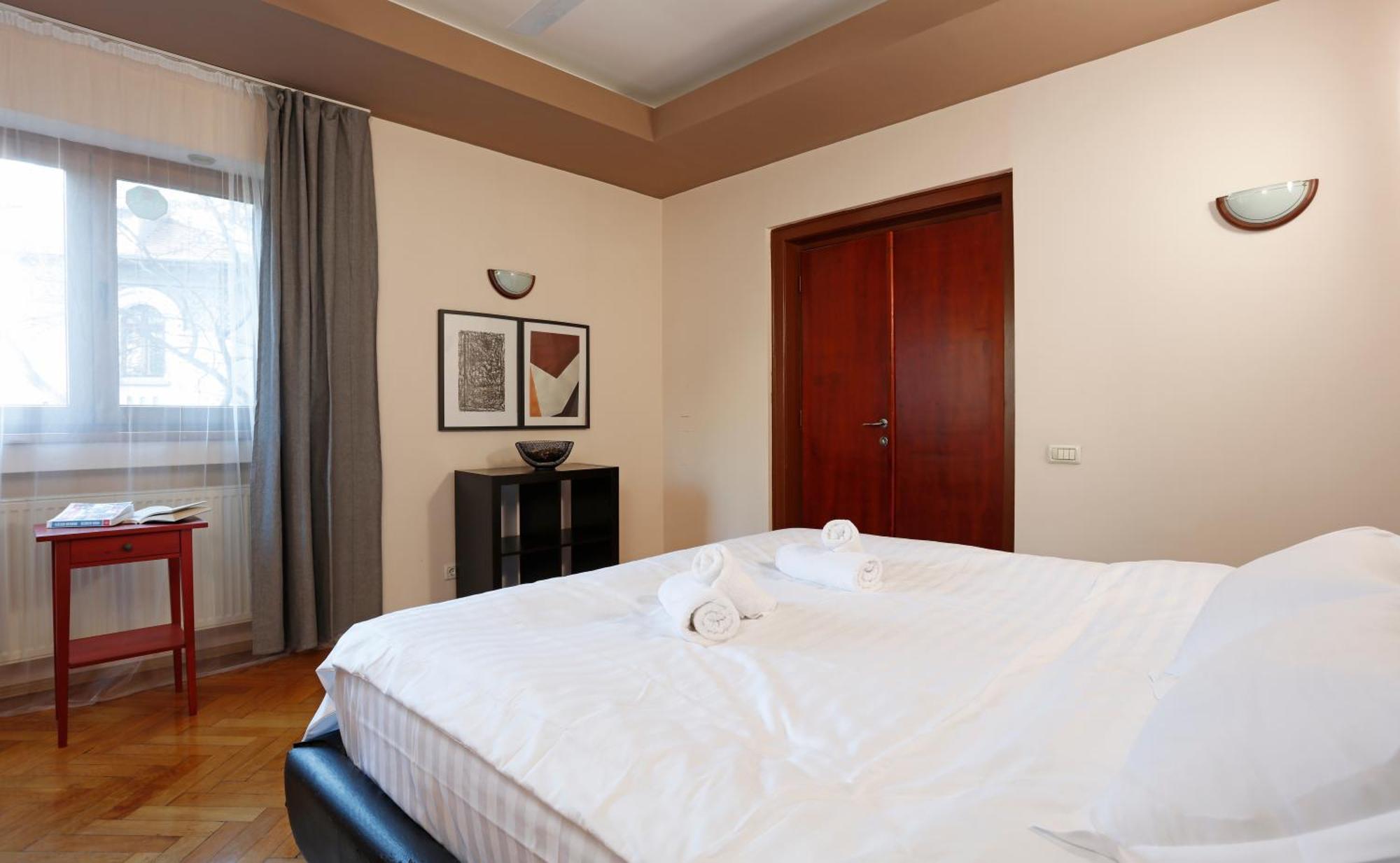 Peaceful Getaway - Generous 3-Bedroom Sanctuary - Close To Historic Old Town Bukarest Kültér fotó