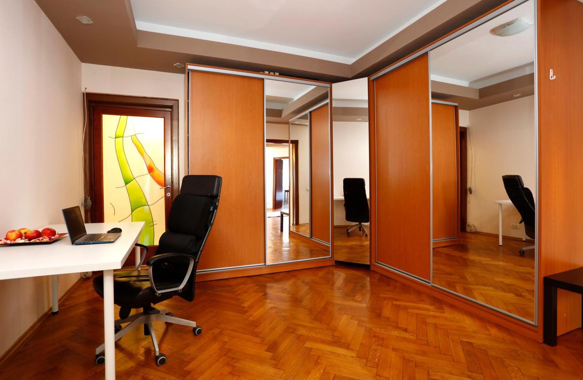 Peaceful Getaway - Generous 3-Bedroom Sanctuary - Close To Historic Old Town Bukarest Kültér fotó