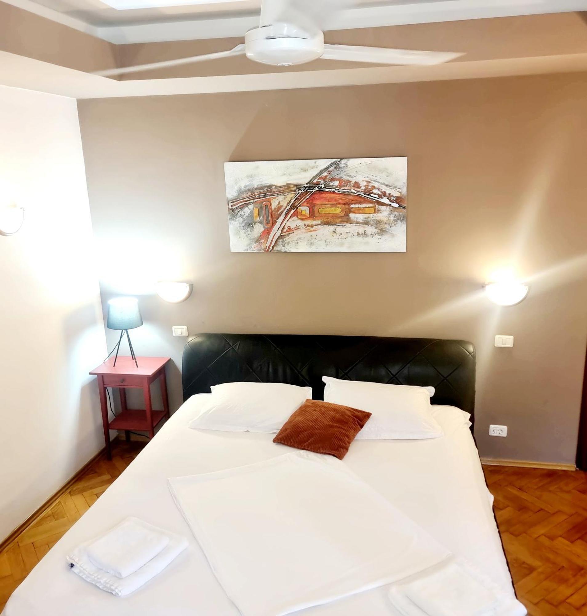 Peaceful Getaway - Generous 3-Bedroom Sanctuary - Close To Historic Old Town Bukarest Kültér fotó