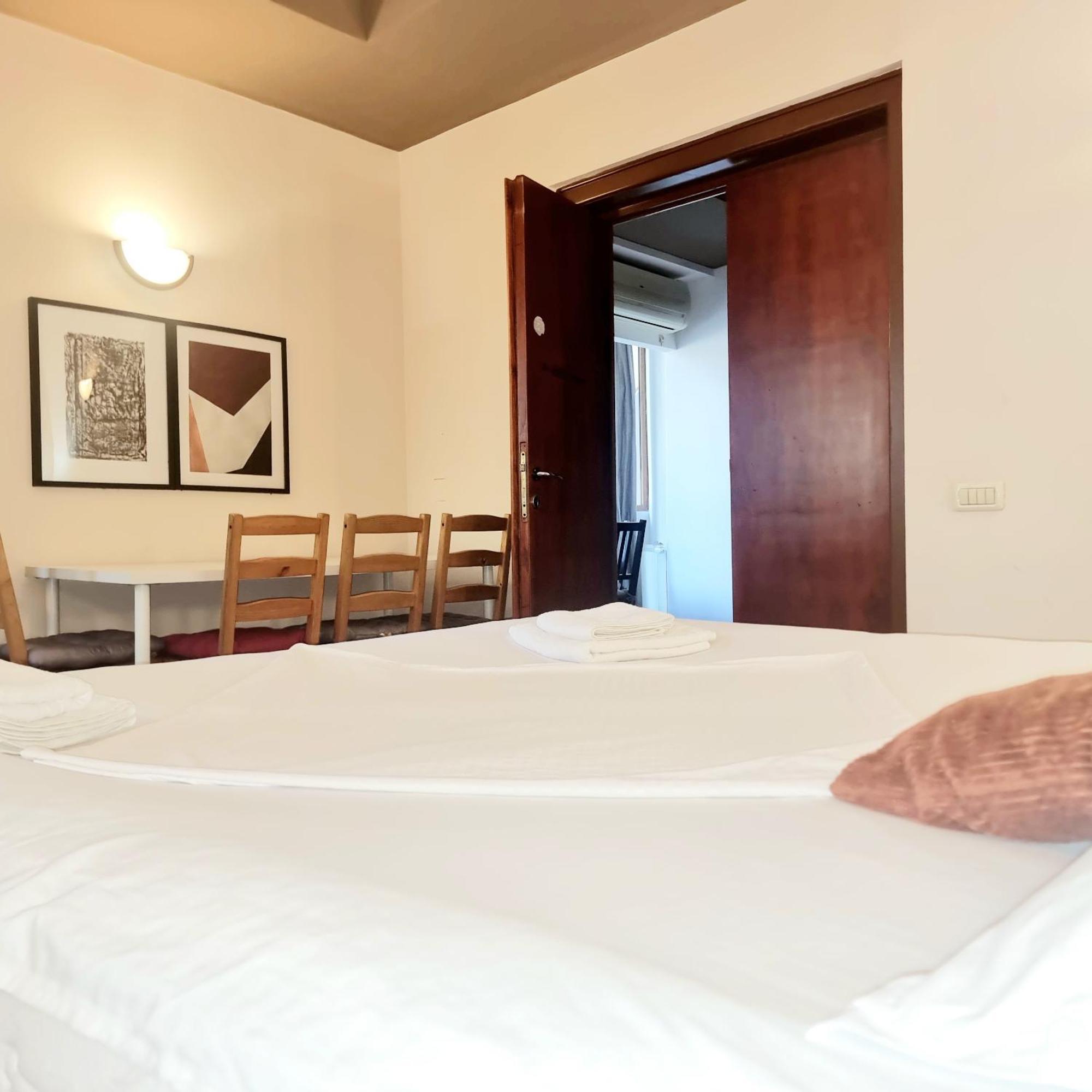 Peaceful Getaway - Generous 3-Bedroom Sanctuary - Close To Historic Old Town Bukarest Kültér fotó