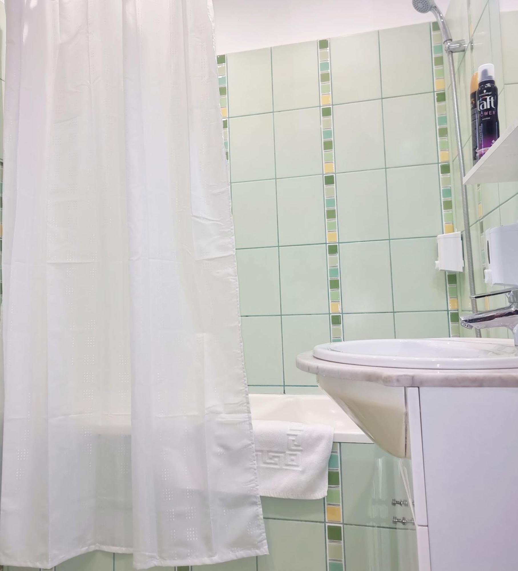 Peaceful Getaway - Generous 3-Bedroom Sanctuary - Close To Historic Old Town Bukarest Kültér fotó