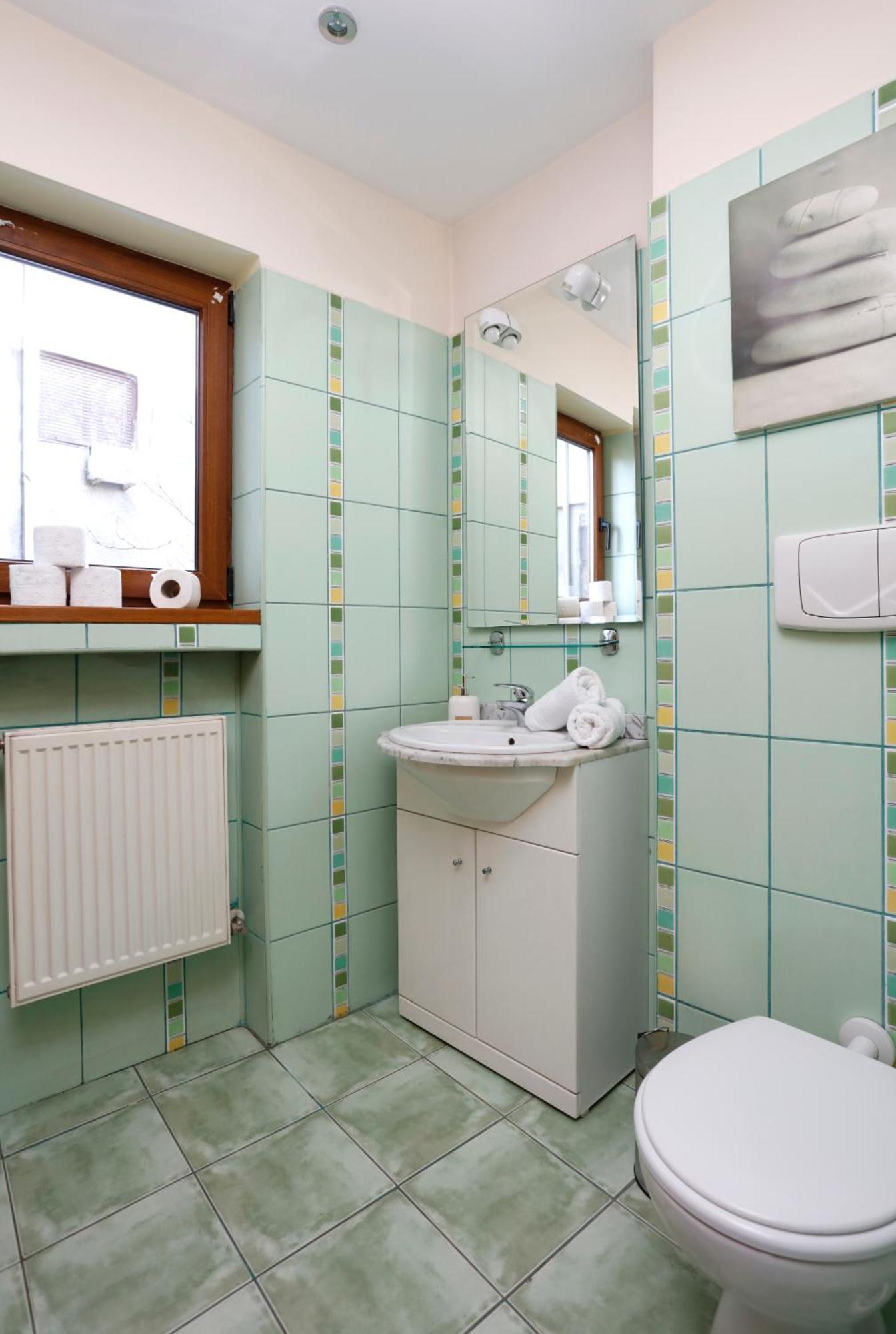 Peaceful Getaway - Generous 3-Bedroom Sanctuary - Close To Historic Old Town Bukarest Kültér fotó