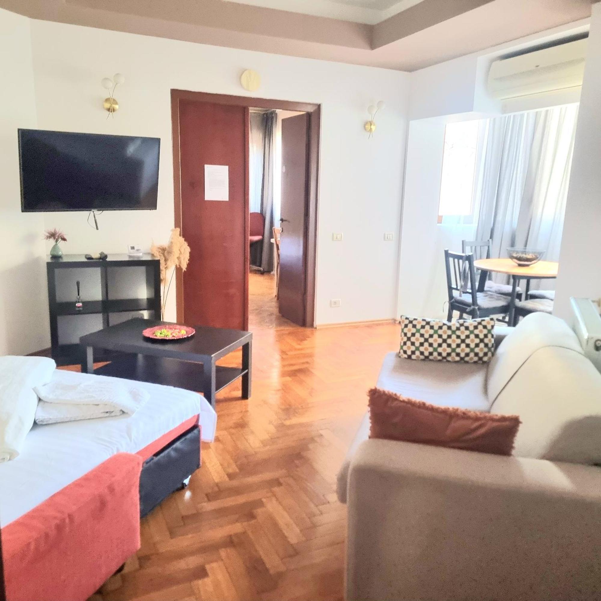 Peaceful Getaway - Generous 3-Bedroom Sanctuary - Close To Historic Old Town Bukarest Kültér fotó