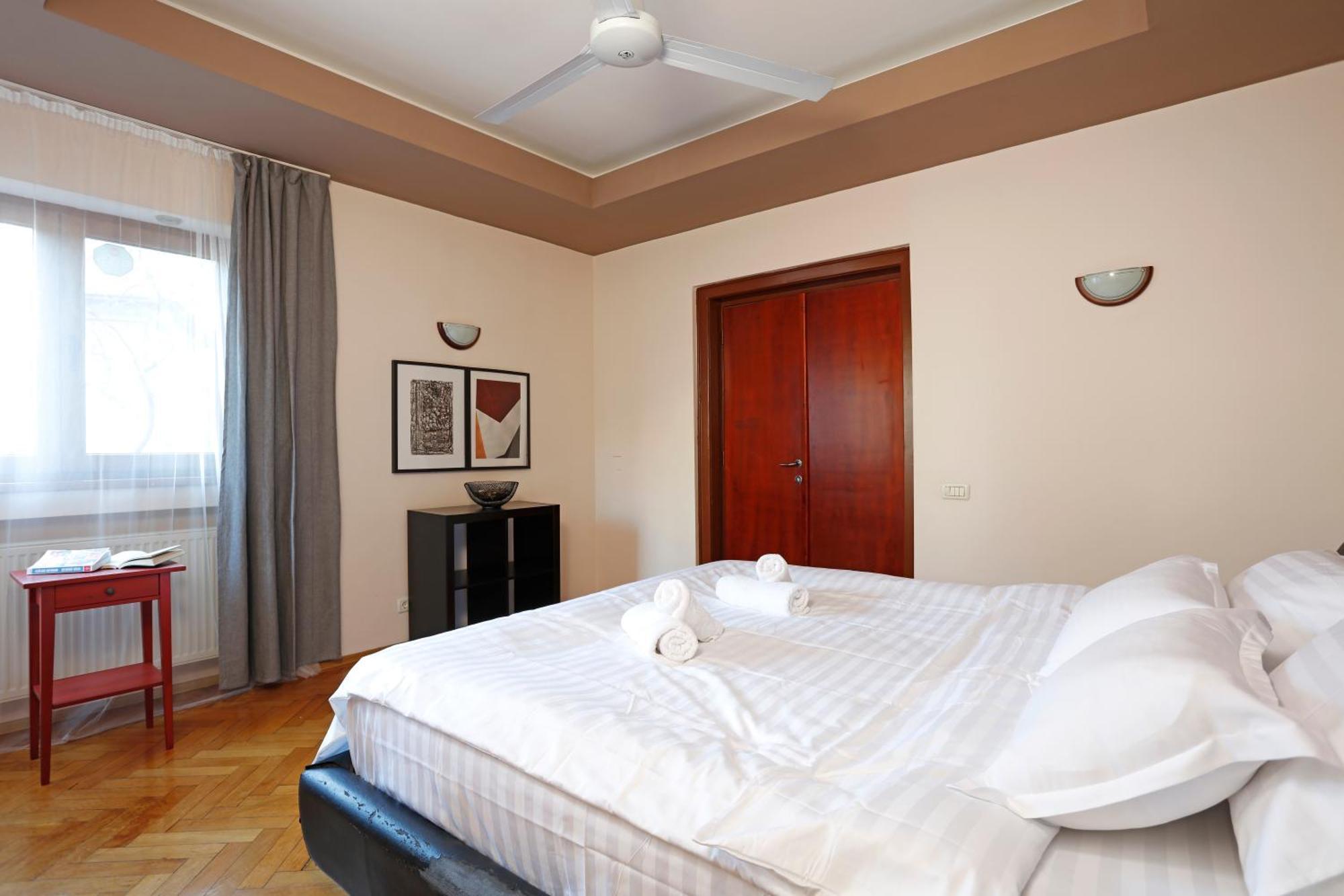 Peaceful Getaway - Generous 3-Bedroom Sanctuary - Close To Historic Old Town Bukarest Kültér fotó